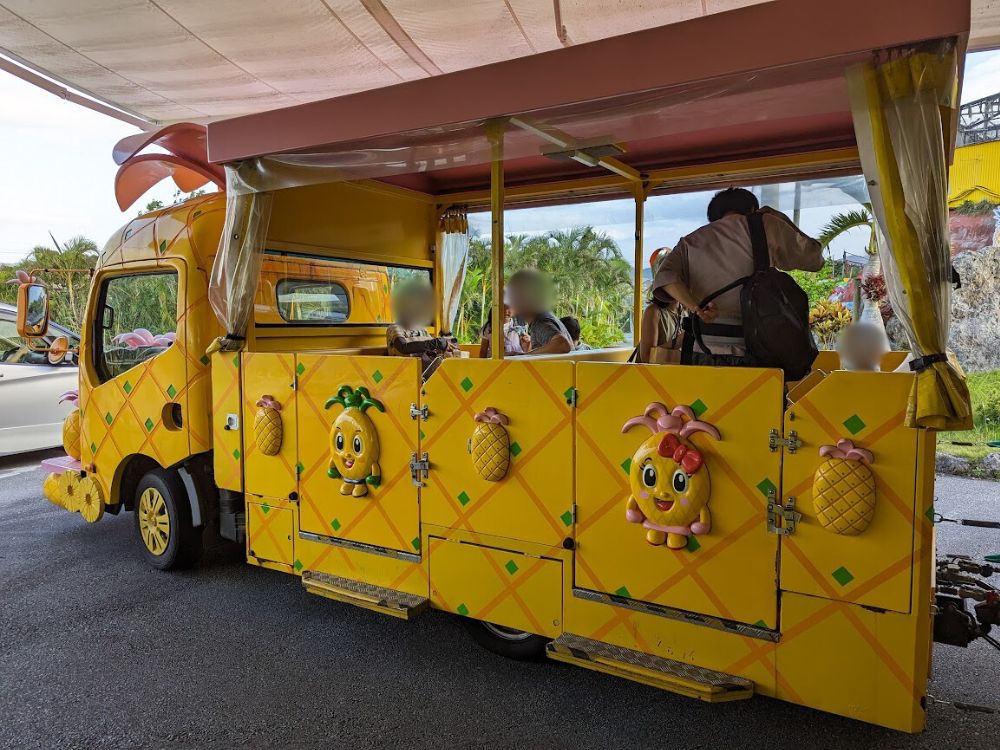 ナゴパイナップルパーク パイナップルトレイン 送迎バス