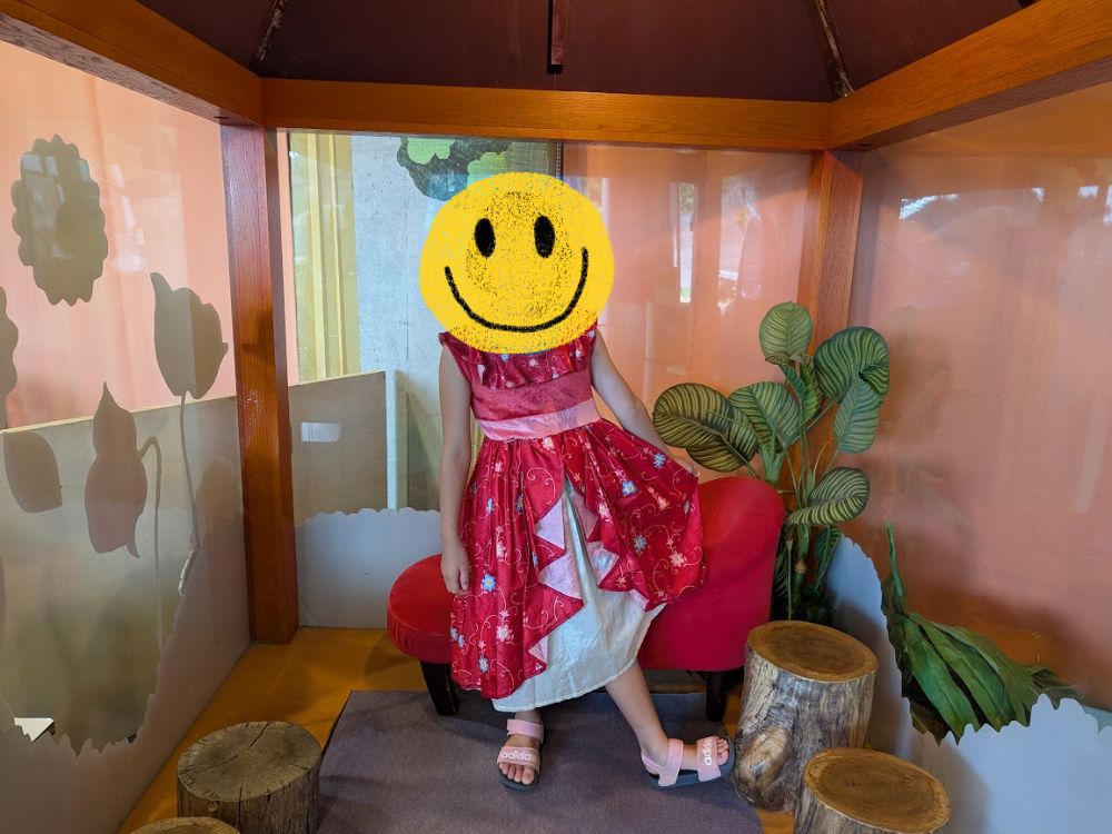 沖縄こどもの国のワンダーミュージアムのフォトスポットで写真を撮る子ども