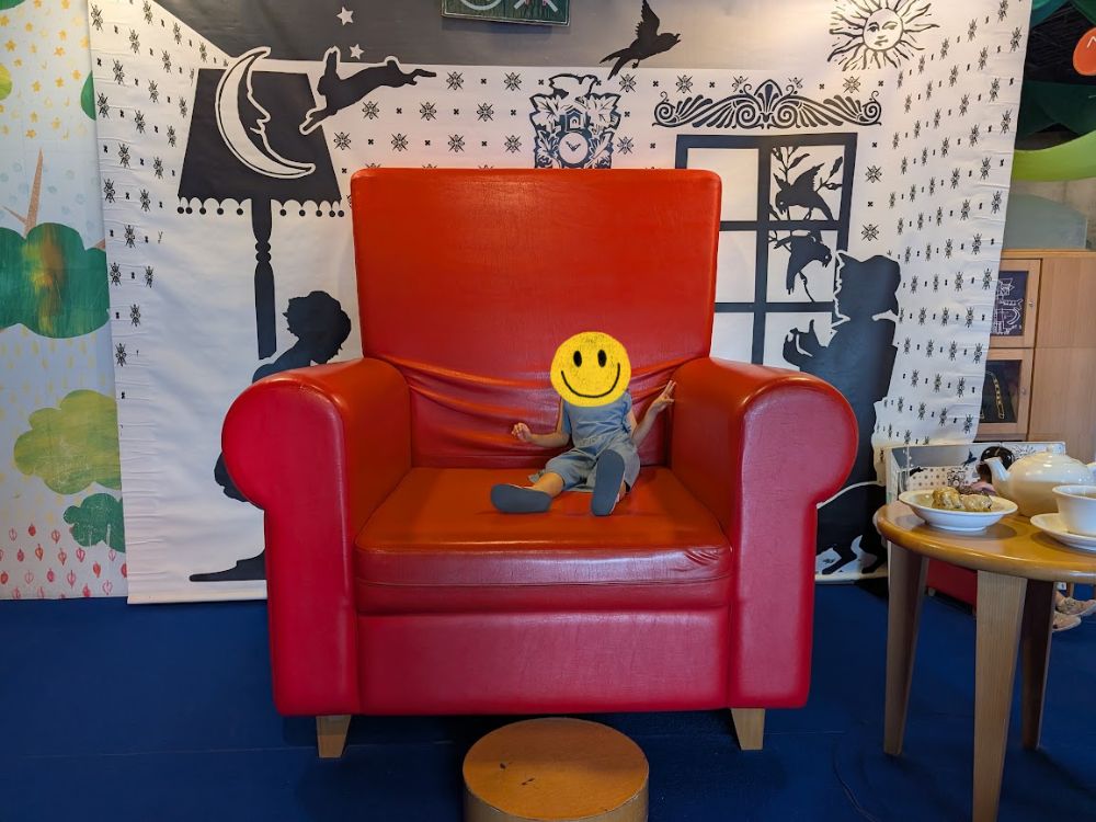 沖縄こどもの国のワンダーミュージアムのフォトスポットで写真を撮る子ども