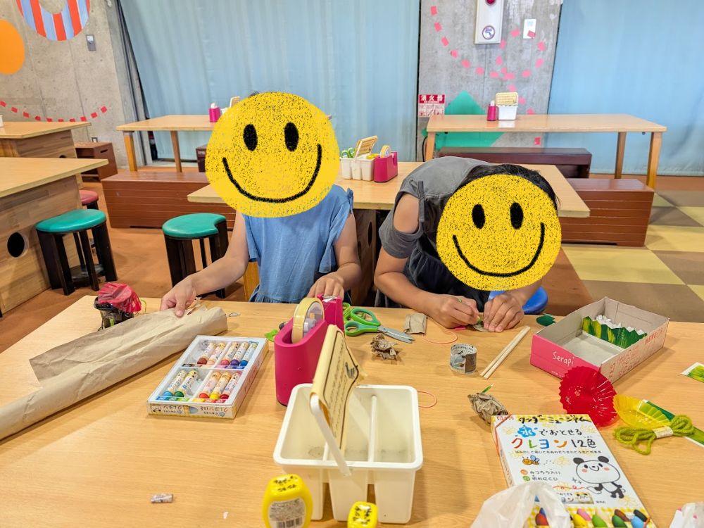 沖縄こどもの国のワンダーミュージアムで、ワークショップの工作を楽しむ子ども