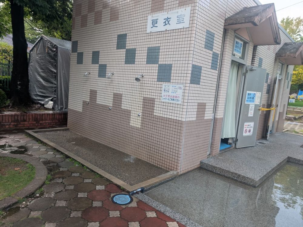 西猪名公園ウォーターランドのロッカー付き更衣室の側面に設置された屋外シャワー