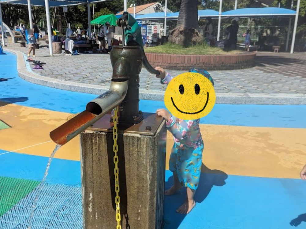 西猪名公園ウォーターランドの水仕掛け遊具で遊ぶ子ども