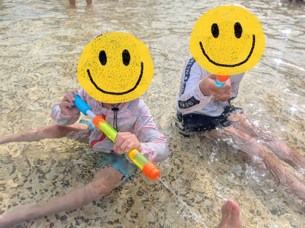 西猪名公園ウォーターランドで水鉄砲で遊ぶ子どもたち