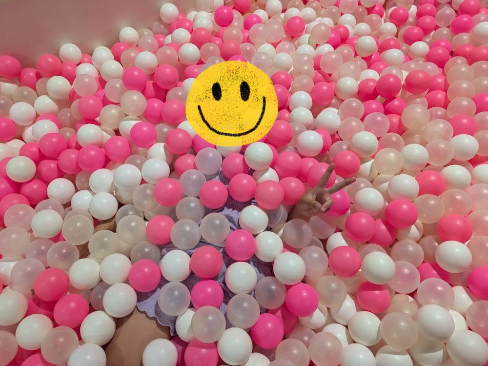 Bbキッズパークのボールプールでボールに埋まる子ども